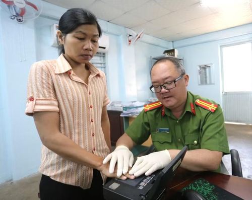  Cán bộ Phòng Cảnh sát Quản lý hành chính về trật tự xã hội làm việc xuyên suốt cả thứ 7 và chủ nhật để giảm tải "ùn tắc". Ảnh: Văn Ngọc 