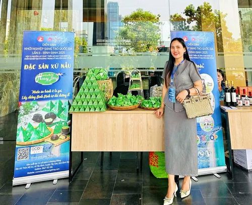  Chị Hồ Thị Mỹ Phúc (xã Bình An) chọn một hướng đi riêng với sản phẩm bánh ít Hoàng Đông truyền thống của gia đình. Ảnh: H.Y 