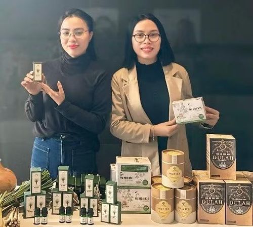  Dược sĩ Đặng Thị Cẩm Lai (bìa phải) xây dựng thương hiệu trà nụ hoa hòe DULAH. Ảnh: H.Y 