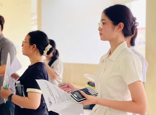 Thí sinh chờ làm thủ tục vào phòng thi. Ảnh: Trần Dung