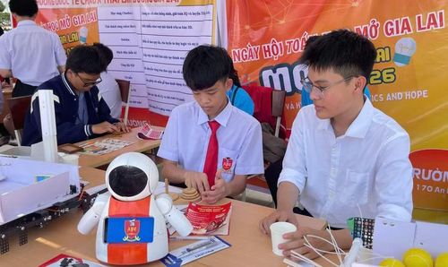  Học sinh, sinh viên hào hứng trải nghiệm tại ngày hội. Ảnh: B.D 