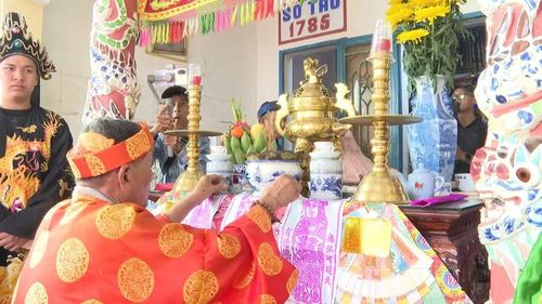  Ban Tổ chức lễ hội thực hiện nghi thức dâng hương. Ảnh: Xuân Định 