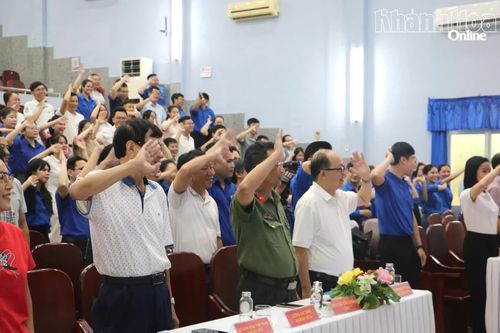 Các đại biểu tham gia đồng diễn bài dưỡng sinh.