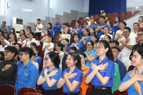 Đoàn viên, thanh niên ngành Y tế đồng diễn bài dưỡng sinh tại chương trình.