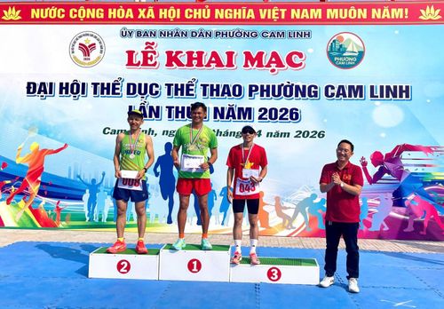 Ban tổ chức trao giải cho các vận động viên xuất sắc ở môn việt dã.