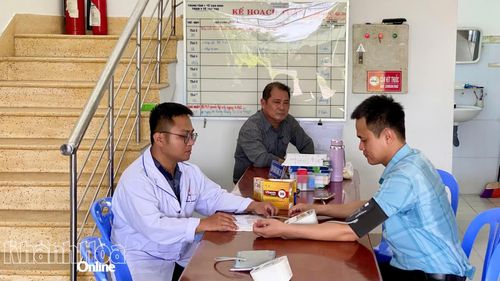 Khám sức khỏe miễn phí cho người dân.
