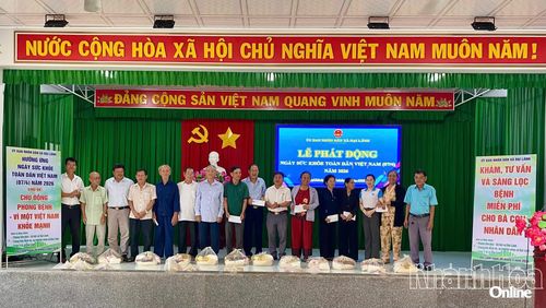 Tặng quà cho người dân.