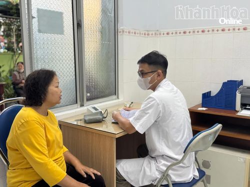 Người dân đến kiểm tra sức khỏe tại Trạm Y tế phường Nha Trang.