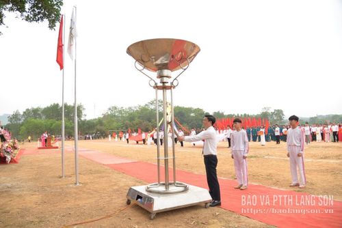Bí thư Đảng ủy xã Tân Thành thắp đài lửa tại lễ khai mạc Đại hội TDTT xã lần thứ I