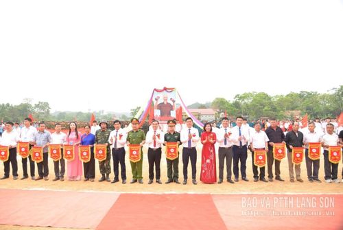Ban tổ chức trao cờ lưu niệm cho các đoàn vận động viên