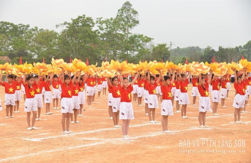 Màn đồng diễn của các em học sinh tại lễ khai mạc