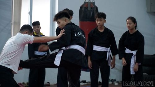 Huấn luyện viên trực tiếp hướng dẫn, hoàn thiện kỹ thuật cho các vận động viên.