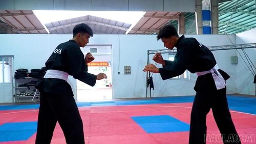 Vận động viên Nguyễn Quốc Hiếu (bên trái) - gương mặt tiêu biểu của đội tuyển với 2 huy chương vàng tại hai kỳ giải trẻ quốc gia.