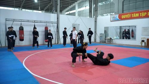 Vận động viên Long Thị Lan Anh nỗ lực tập luyện, hướng tới nâng cao thành tích thi đấu.