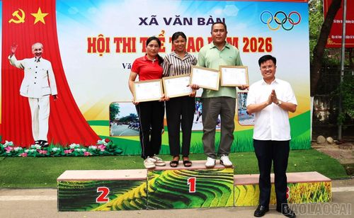 Lãnh đạo xã trao giải cho các tập thể, cá nhân có thành tích xuất sắc.