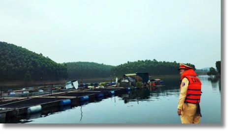 Một số cơ sở nuôi thủy sản bằng lồng bè chưa đảm bảo các quy định về an toàn giao thông.