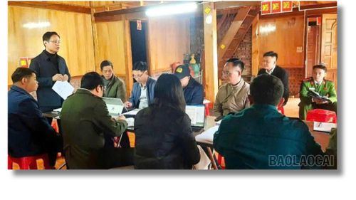 Đoàn công tác của UBND xã Tả Van làm việc với doanh nghiệp và các hộ dân nuôi cá lồng trên hồ Séo Mý Tỷ.