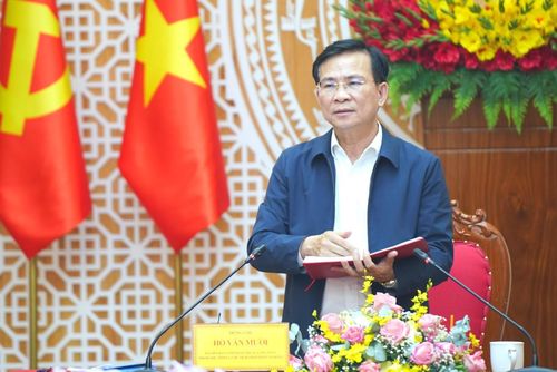 Chủ tịch UBND tỉnh Lâm Đồng Hồ Văn Mười chỉ đạo tại một trong những cuộc họp tìm giải pháp tăng trưởng GRDP “2 con số. Ảnh tư liệu