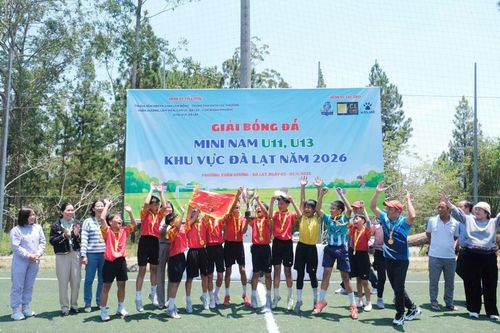 Ban Tổ chức trao giải cho các đội bóng đạt thành tích cao