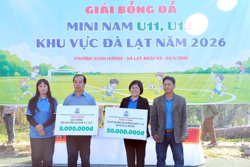 Đơn vị tài trợ trao học bổng và giải thưởng cho chương trình