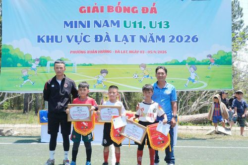 Trao hỗ trợ đào tạo bóng đá cho vận động viên tiêu biểu