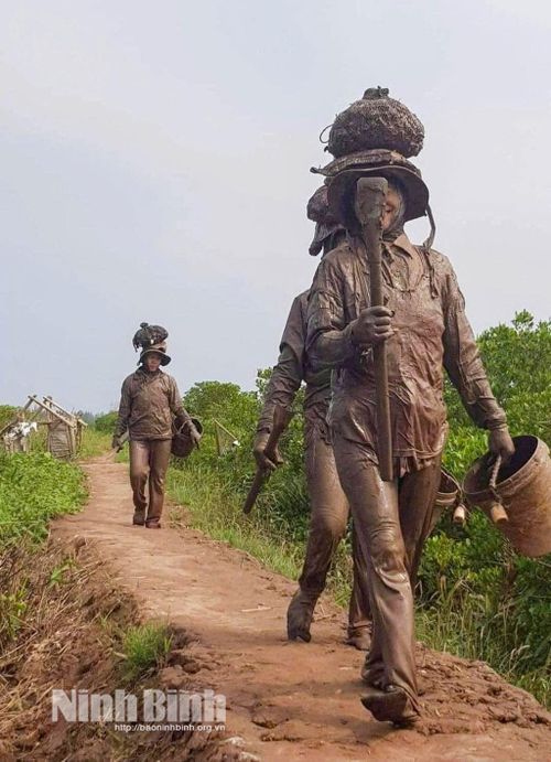 Niềm vui của những người phụ nữ sau một ngày khai thác cáy mật trở về.
