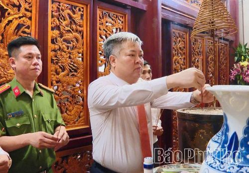 Đoàn đại biểu Đảng ủy, HĐND, UBND, Ủy ban MTTQ Việt Nam xã Lương Sơn thành kính dâng hương, hoa tưởng nhớ, tri ân công đức các Vua Hùng.