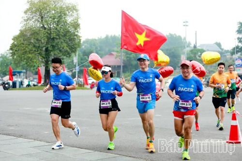 Cờ đỏ sao vàng tung bay phấp phới trên khắp các đường đua.