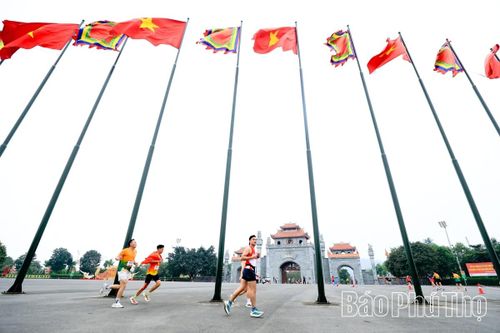Các runner sải bước tại khu vực trước cổng Khu di tích lịch sử Đền Hùng.