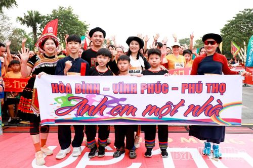 Không đơn thuần là rèn luyện thể thao, Marathon Đền Hùng “Về Nguồn” 2026 còn thể hiện tinh thần đoàn kết.