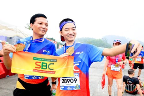 Các vận động viên khoe thành tích sau khi hoàn thành cự ly đường đua.
