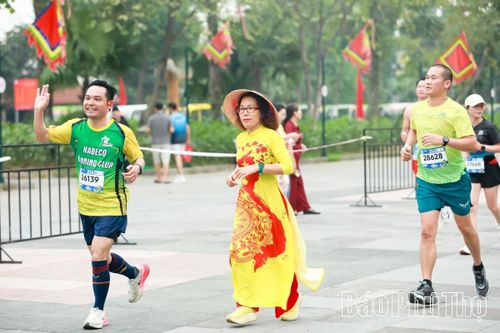 Vận động viên nữ khoác trên mình trang phục truyền thống tham gia giải đấu.