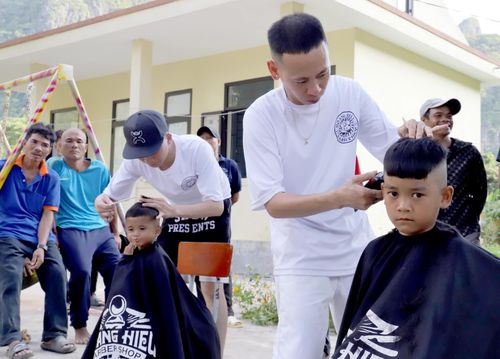 Các tình nguyện viên Hải Đăng cắt tóc miễn phí cho trẻ em Bru-Vân Kiều 2 bản Hôi Rấy, Nước Đắng, năm 2023 - Ảnh: T.L