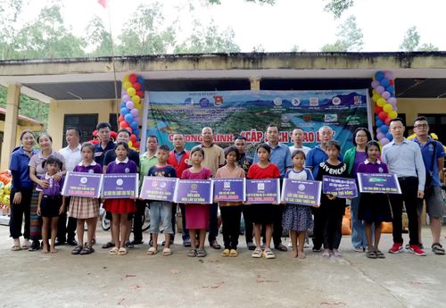 Trao quà cho người dân và học sinh 2 bản Hôi Rấy, Nước Đắng, năm 2023 - Ảnh: T.L