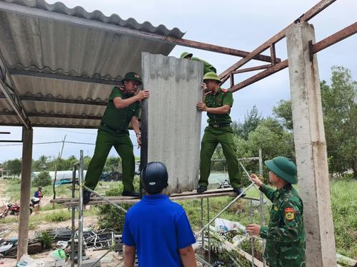 Các lực lượng chức năng giúp dân di chuyển tài sản đề bàn giao mặt bằng thực hiện dự án cho nhà thầu- Ảnh: B.T
