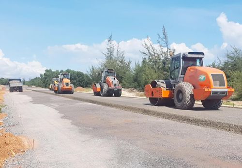 Nhà thầu Công ty CP Tập đoàn Trường Thịnh đang thi công gói thầu đi qua địa bàn xã Sen Ngư - Ảnh: B.T