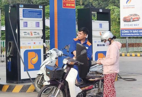  Người dân Huế đổ xăng cho xe máy