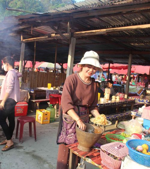 Góc ẩm thực luôn thu hút nhiều du khách tham quan bởi những món ăn bản địa hấp dẫn.