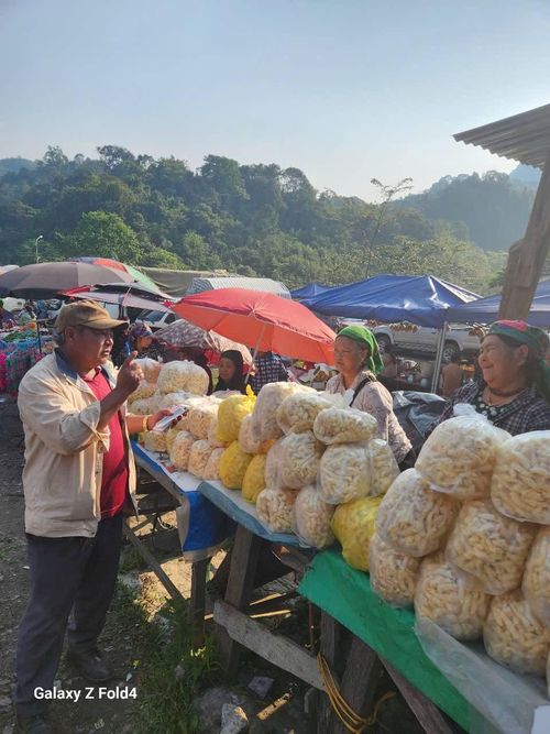 Chợ phiên là nơi xây dựng tình đoàn kết giữa người dân 2 nước Việt - Lào.