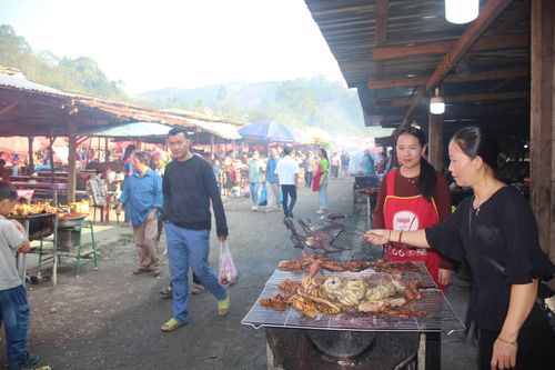 Rất đông người dân đến thưởng thức những món ăn tại khu ẩm thực.