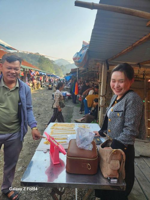 Đa dạng những mặt hàng được người dân hai nước bày bán tại chợ phiên.