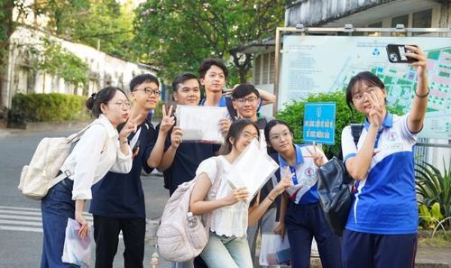Các thí sinh tự tin chụp ảnh lưu niệm trước khi bước vào phòng thi.