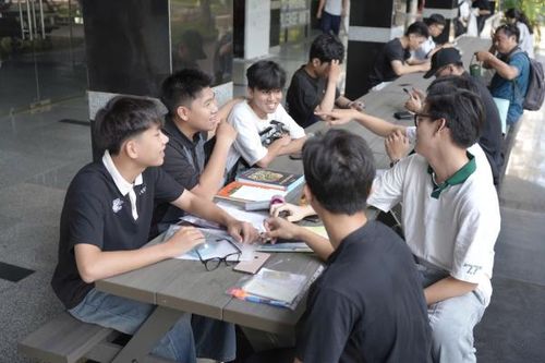Các thí sinh tranh thủ ôn lại một số kiến thức quan trọng trước khi bước vào phòng thi. 