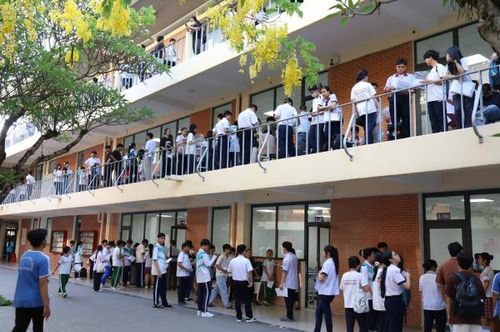 Thí sinh tập trung tại điểm thi Trường ĐH Công nghệ kỹ thuật TP Hồ Chí Minh.