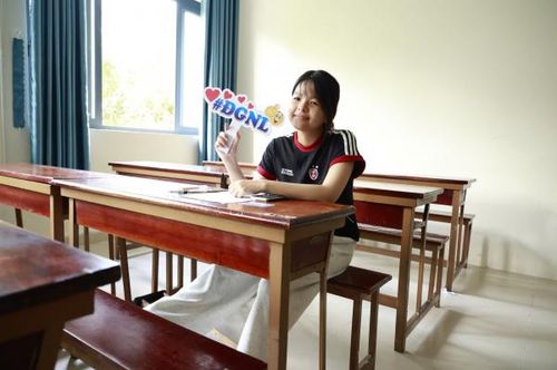 Thí sinh Thạch Thị Tuyền được cán bộ coi thi cho vào phòng trước nhằm ổn định chỗ ngồi.