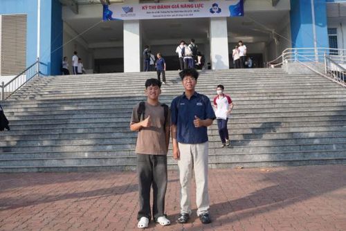 Em Nguyễn Võ Đức Tài và Nguyễn Trường Huy tại điểm thi Trường ĐH Bách khoa TP Hồ Chí Minh.