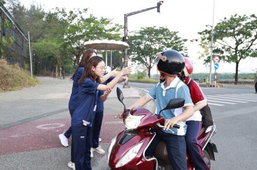 Các tình nguyện viên hướng dẫn phụ huynh đưa thí sinh đến điểm thi trong khu đô thị ĐHQG TP Hồ Chí Minh.