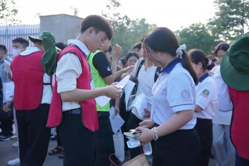 Tình nguyện viên hướng dẫn các thí sinh tại điểm thi Trường ĐH Bách khoa TP Hồ Chí Minh.