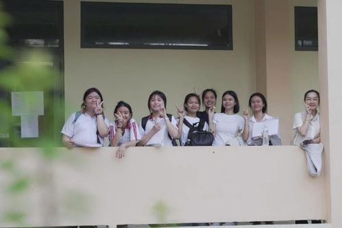 Các thí sinh tự tin bước vào kỳ thi tại điểm thi Trường ĐH Khoa học tự nhiên.
