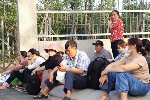 Phụ huynh chờ con tại điểm thi Trường ĐH Khoa học tự nhiên.